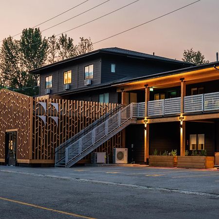 Vrge Revelstoke Hotel Екстериор снимка