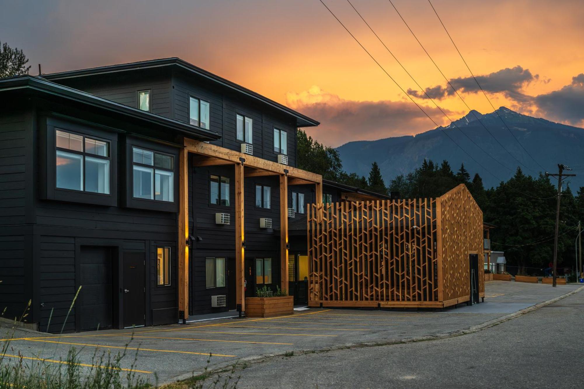 Vrge Revelstoke Hotel Екстериор снимка