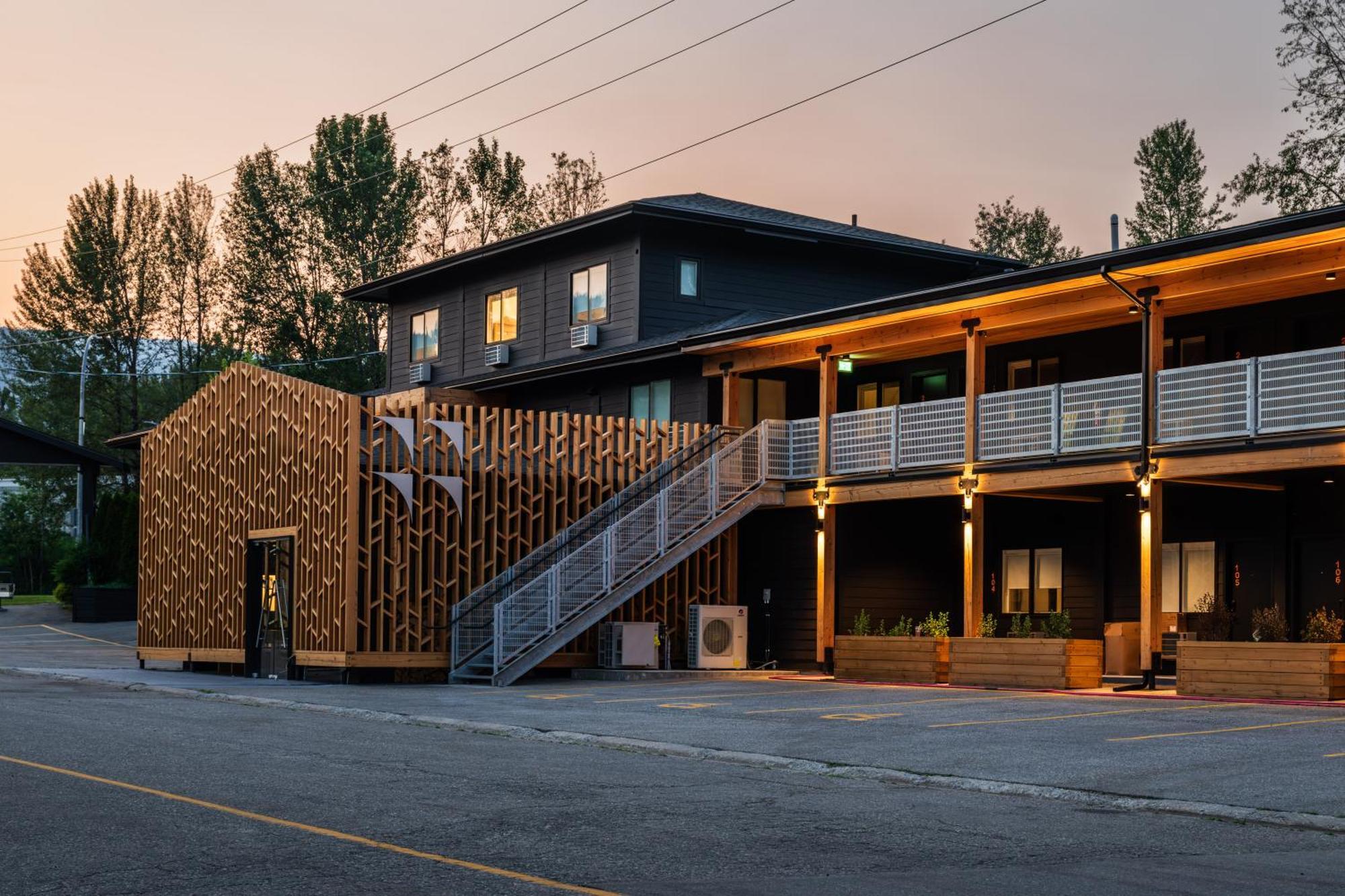 Vrge Revelstoke Hotel Екстериор снимка
