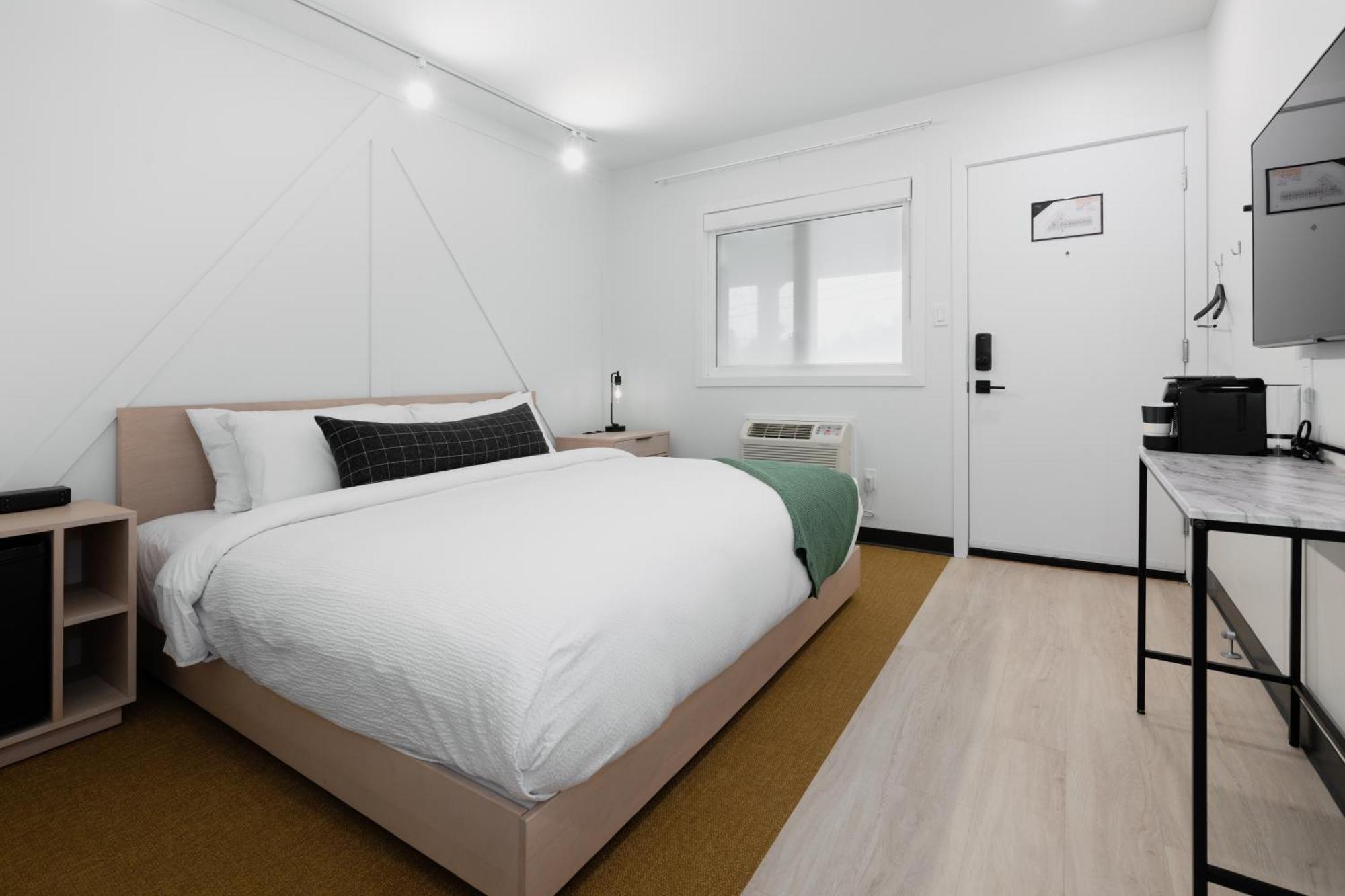 Vrge Revelstoke Hotel Екстериор снимка