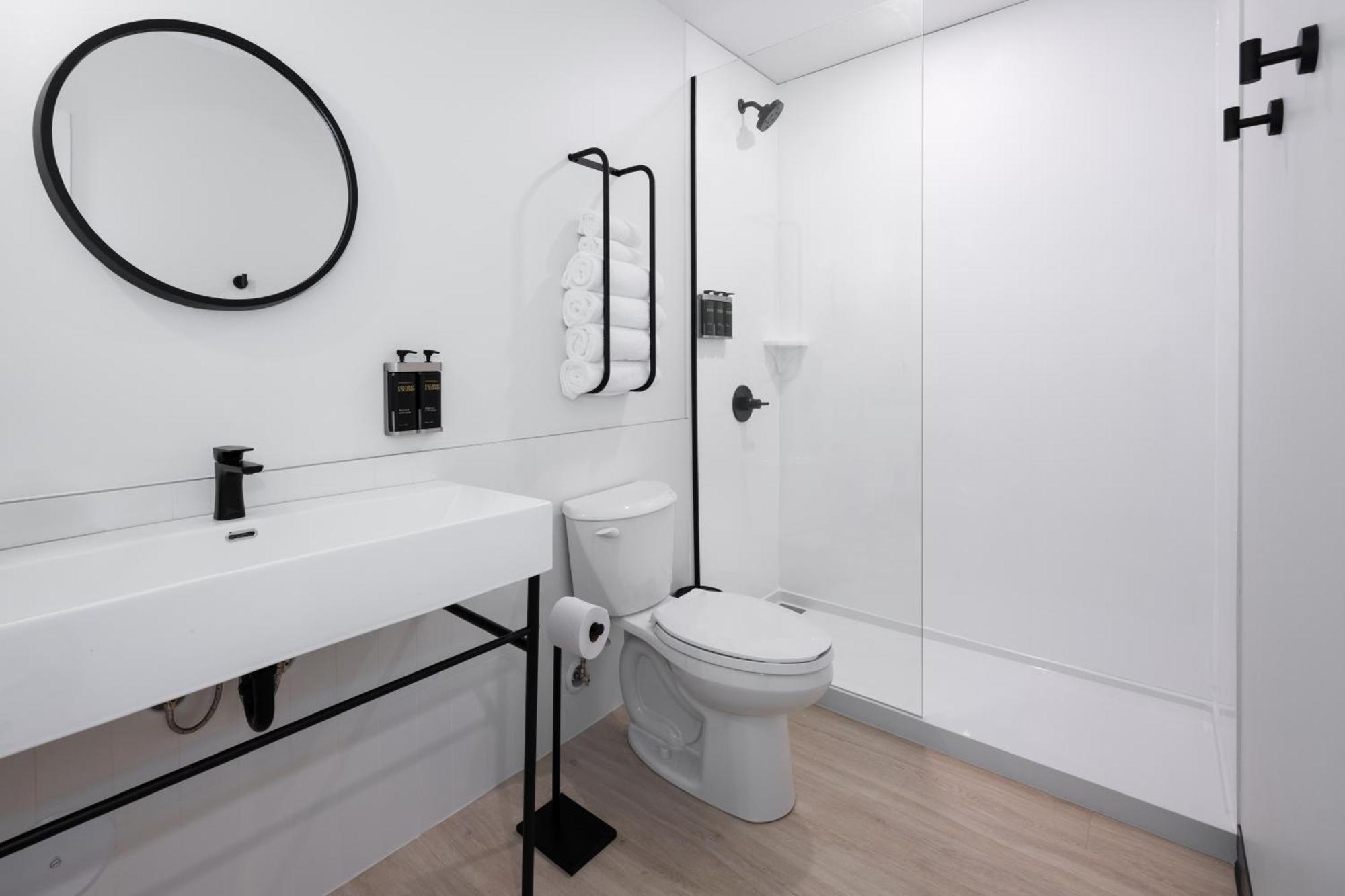 Vrge Revelstoke Hotel Екстериор снимка