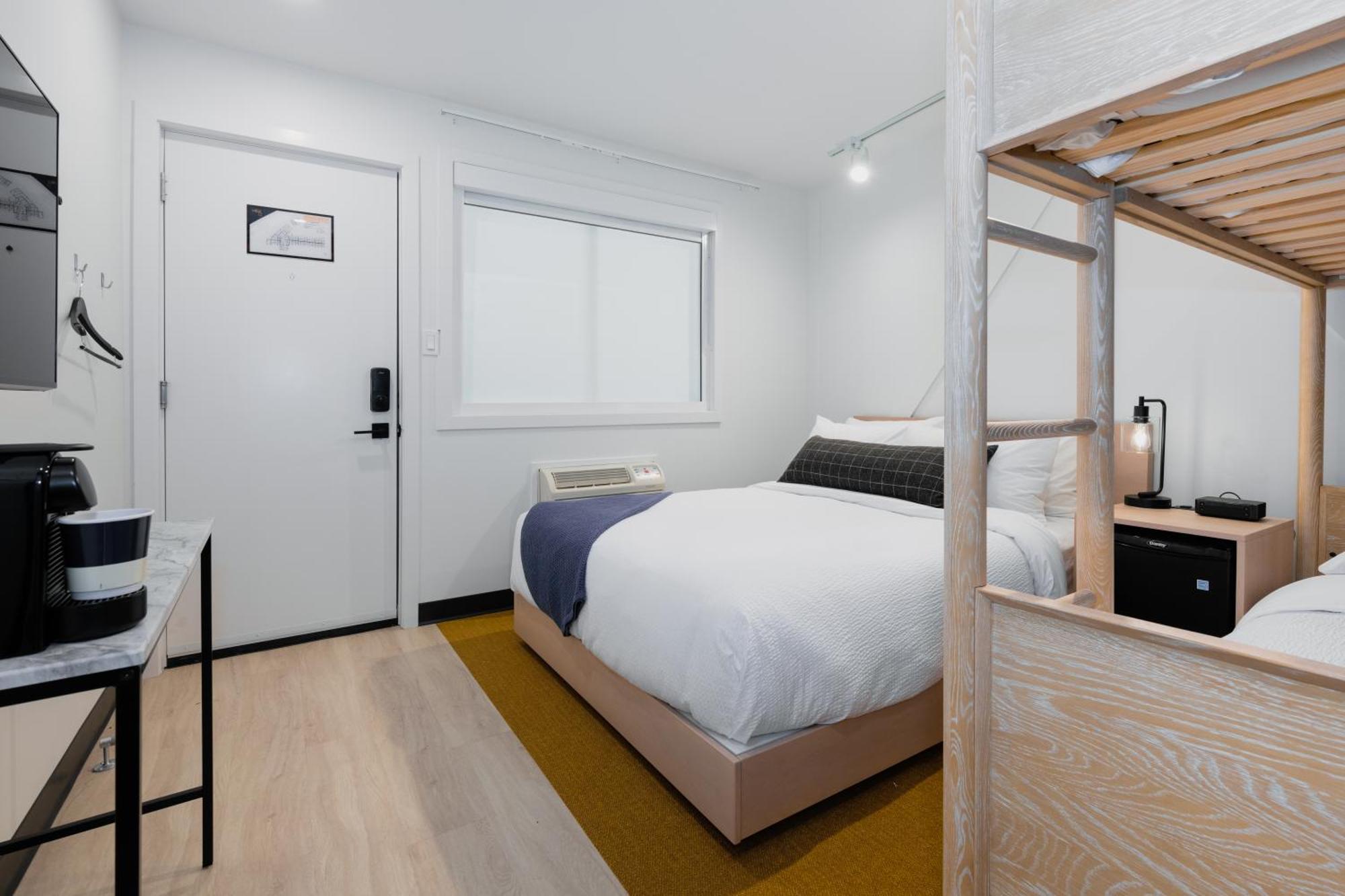 Vrge Revelstoke Hotel Екстериор снимка