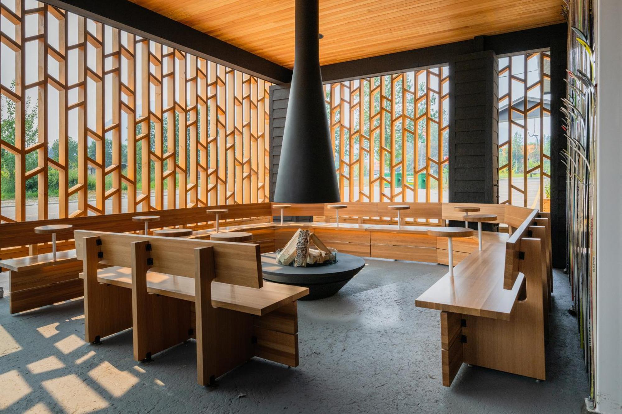 Vrge Revelstoke Hotel Екстериор снимка