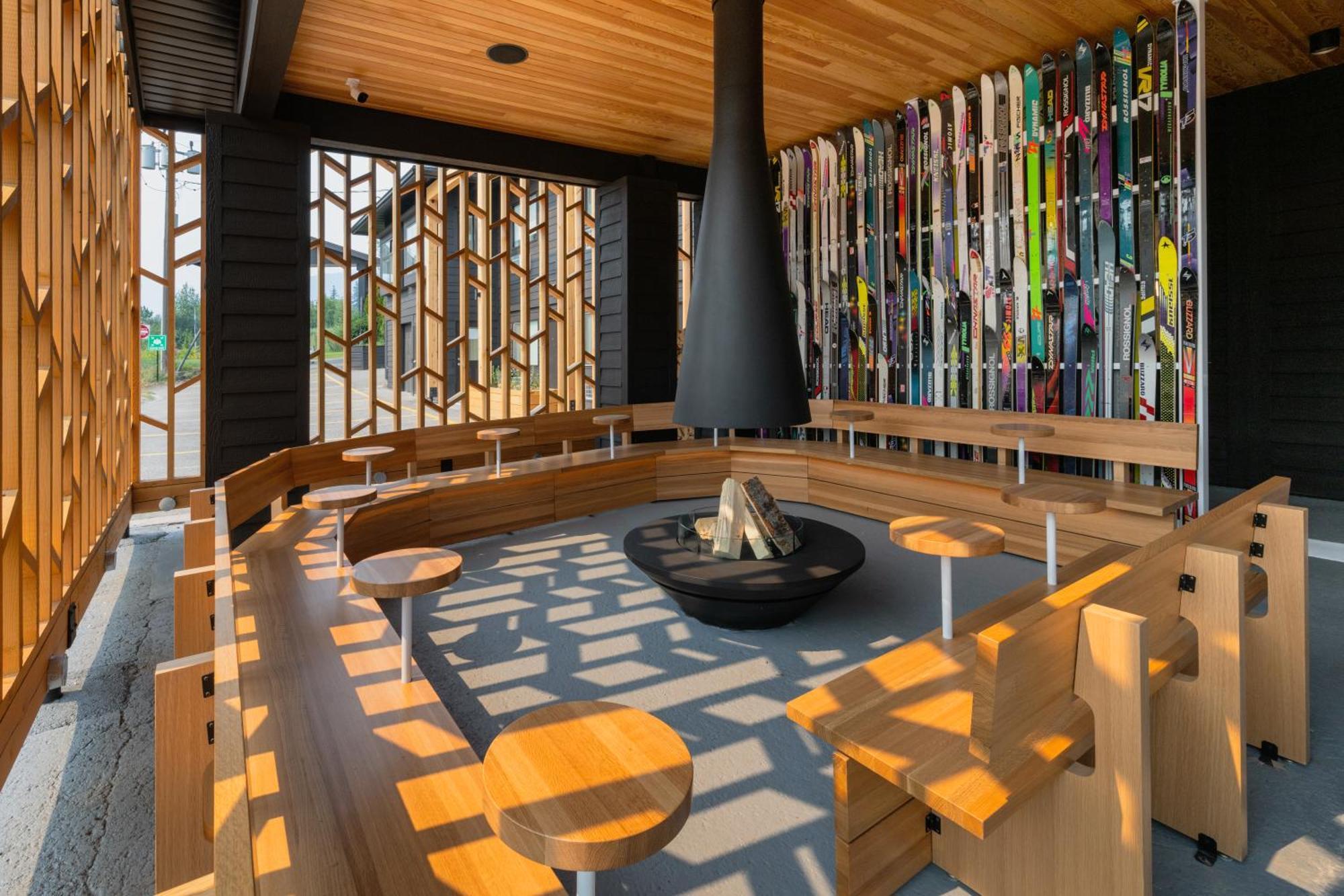 Vrge Revelstoke Hotel Екстериор снимка