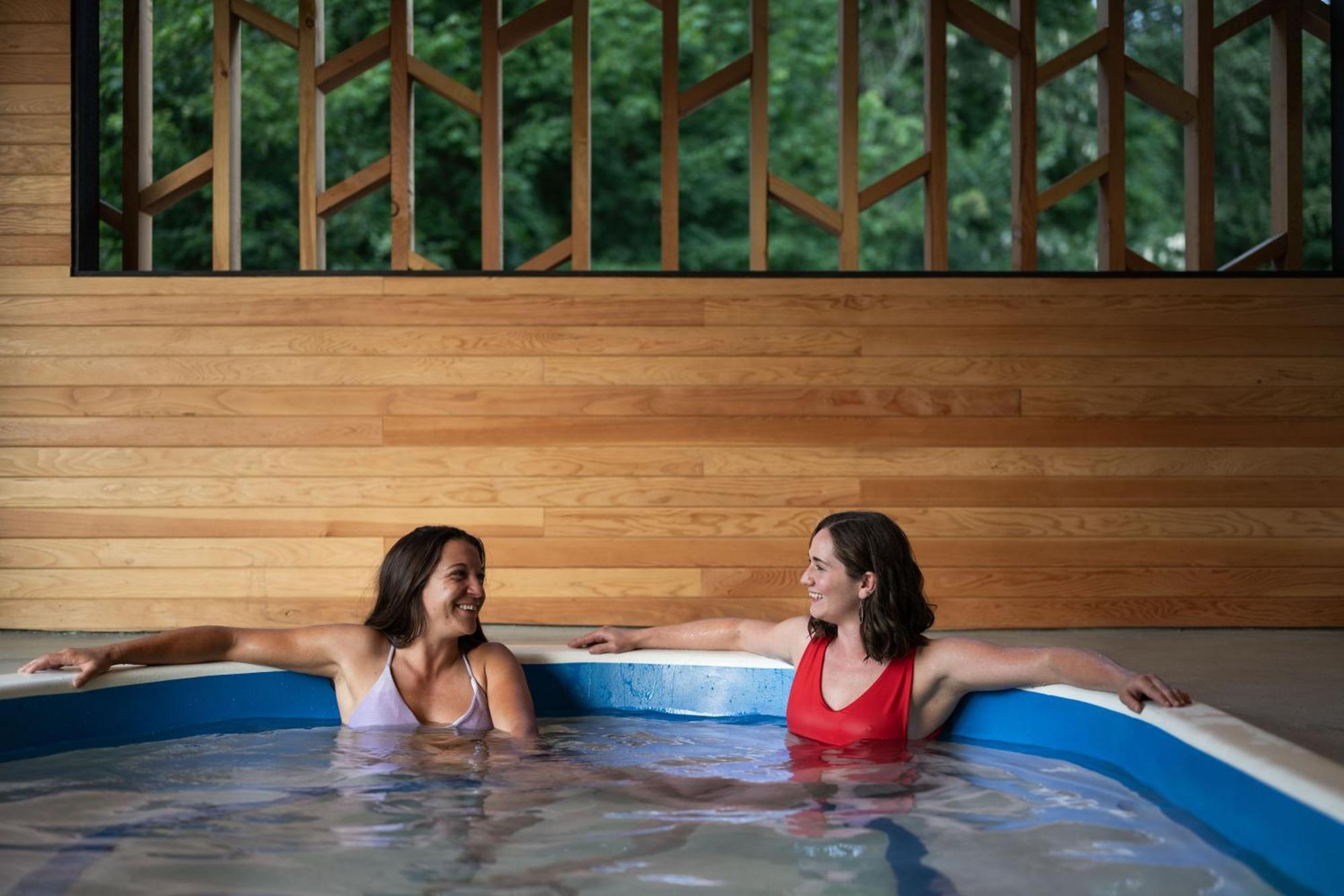 Vrge Revelstoke Hotel Екстериор снимка
