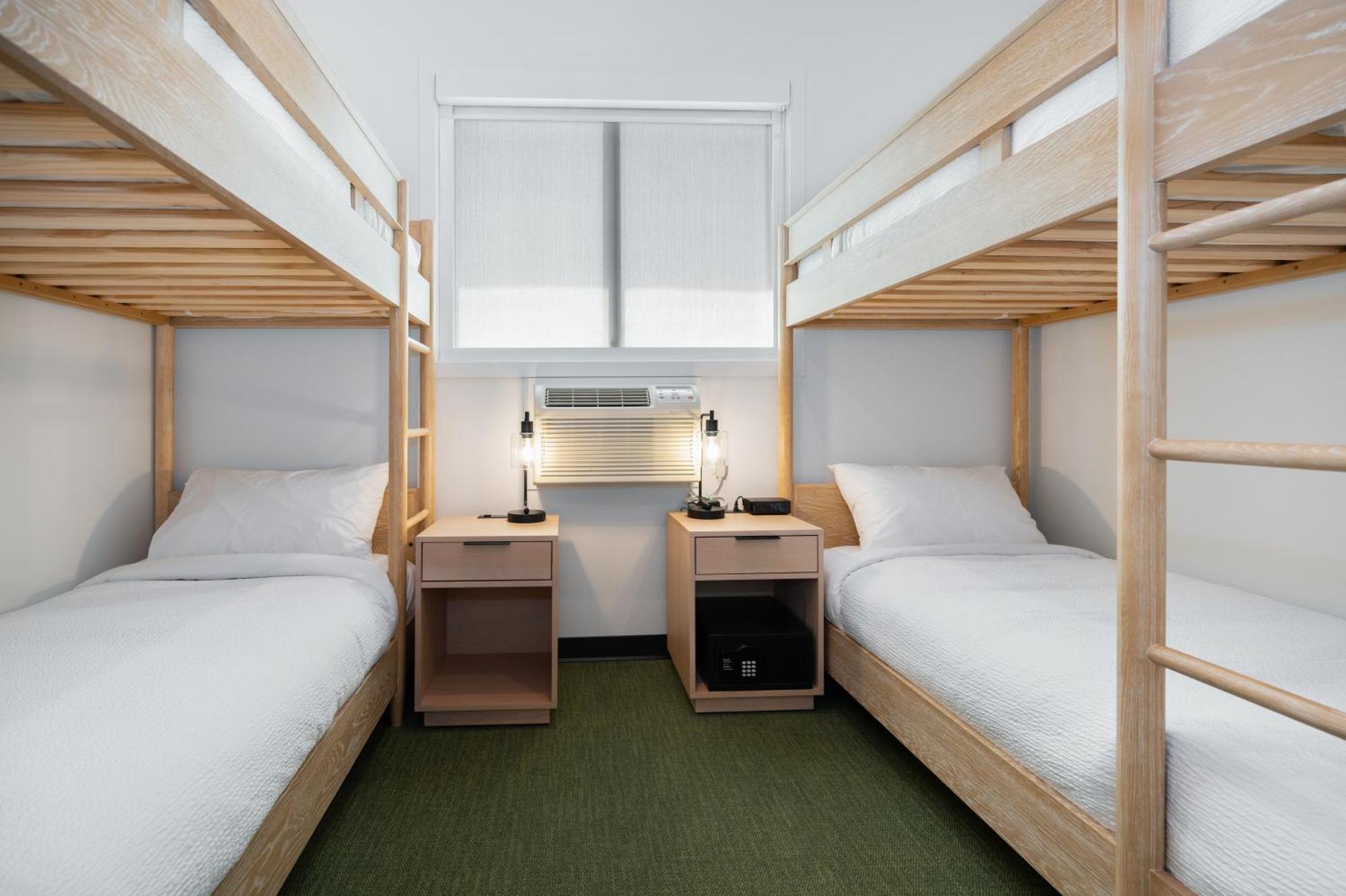 Vrge Revelstoke Hotel Екстериор снимка