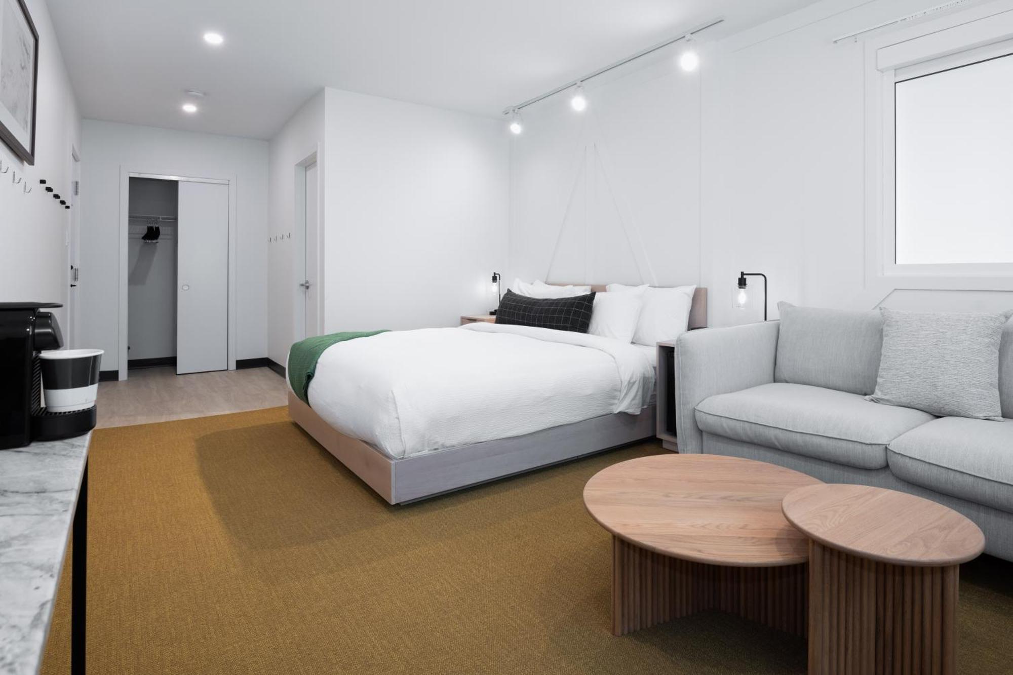Vrge Revelstoke Hotel Екстериор снимка